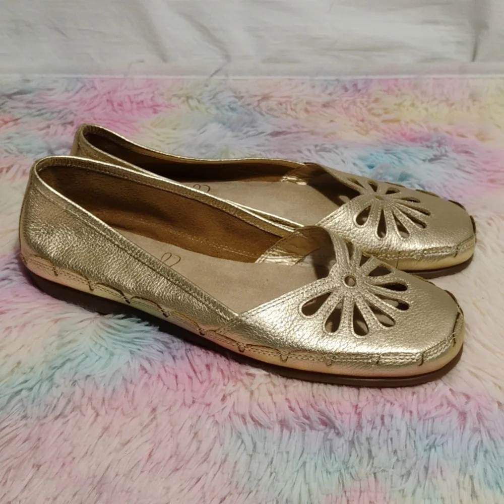 (X-103) SALE! NWOT Aerosols Sol City Gold Ballet Flats Sz.8 1/2
